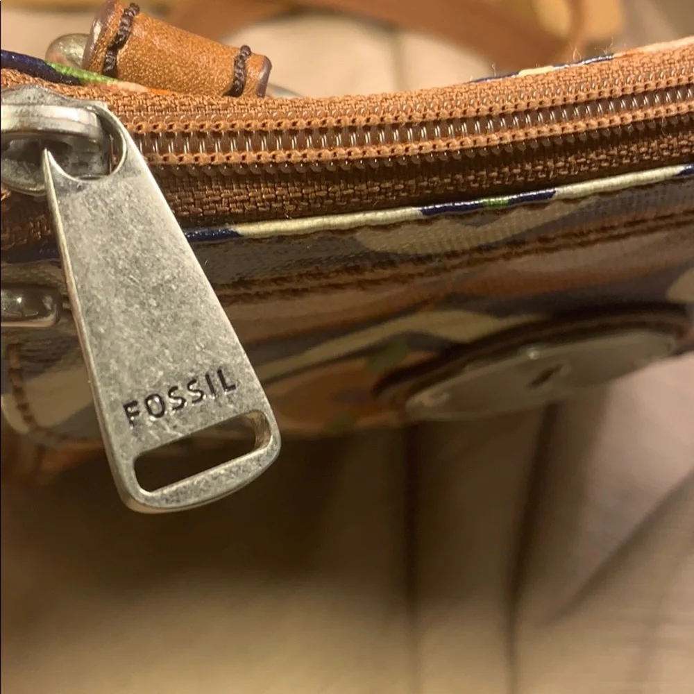 Fossil crossbody flower pattern/leather great bag!